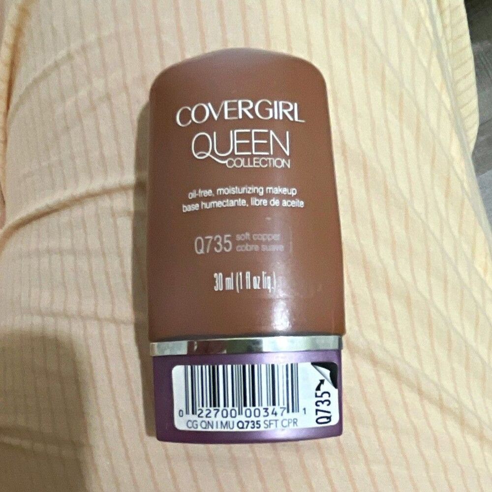 COVERGIRL Oil-Free Moisturizing Foundation Queen Collection Soft Copper Q735
